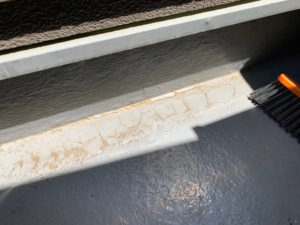 施工前立ち上がり部分のひび割れ